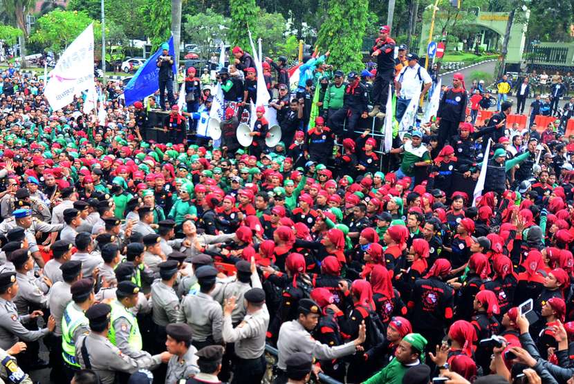 Ribuan buruh melakukan demo menuntut kenaikan Upah Minimum Kabupaten (UMK) di depan komplek Pemkab Bogor, Cibinong, Bogor, Jabar, Jumat (14/11).  (Antara/Jafkhairi)