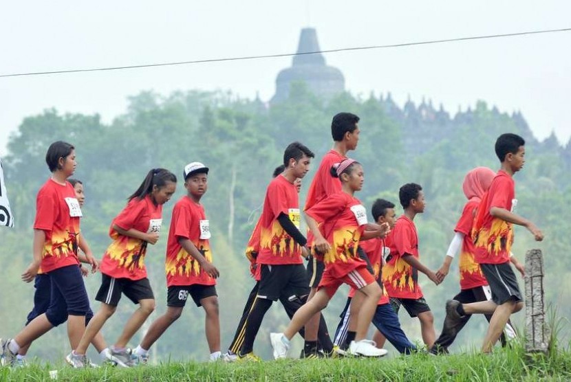   Sejumlah pelari melintasi kawasan candi Borobudur pada kejuaraan lari Borobudur International 10K di Taman Lumbini, Komplek Taman Wisata Candi Borobudur (TWCB) Magelang, Jawa Tengah, Ahad (16/11).  (Antara/Anis Efizudin)