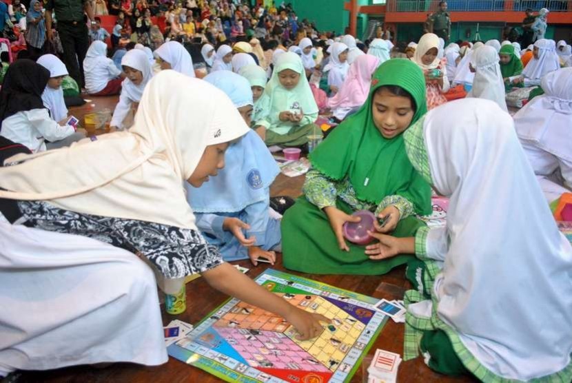 Sejumlah siswa mengikuti permainan matematika militer di GOR Pusbang SDM Aparatur Kementerian Perhubungan, Bogor, Jabar, Ahad (16/11). (Antara/Arif Firmansyah)
