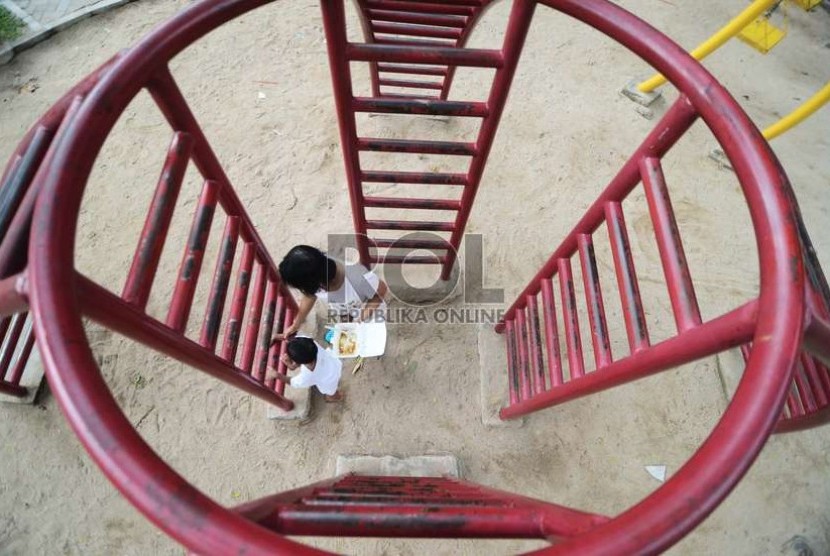 Sejumlah anak bermain di Taman Langsat, Jakarta Selatan, Senin (17/11).  (Republika/Raisan Al Farisi)