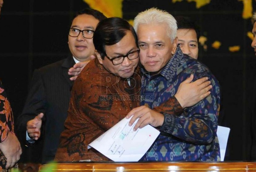   Hatta Rajasa dan Pramono Anung berangkulan usai menandatangani kesepakatan damai antara Koalisi Merah Putih (KMP) dan Koalisi Indonesia Hebat (KIH) di  Kompleks Parlemen, Senayan, Jakarta, Senin (17/11). (Republika/Agung Supriyanto)