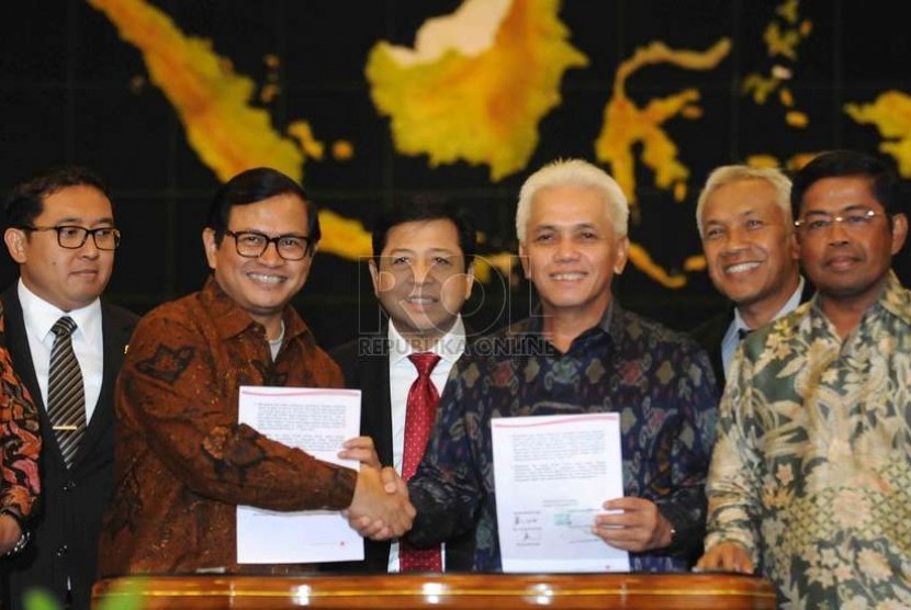   Hatta Rajasa dan Pramono Anung menandatangani kesepakatan damai antara Koalisi Merah Putih (KMP) dan Koalisi Indonesia Hebat (KIH) di  Kompleks Parlemen, Senayan, Jakarta, Senin (17/11). (Republika/Agung Supriyanto)
