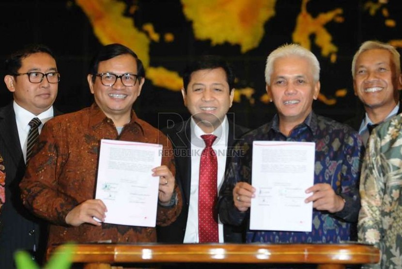   Hatta Rajasa dan Pramono Anung menandatangani kesepakatan damai antara Koalisi Merah Putih (KMP) dan Koalisi Indonesia Hebat (KIH) di  Kompleks Parlemen, Senayan, Jakarta, Senin (17/11). (Republika/Agung Supriyanto)