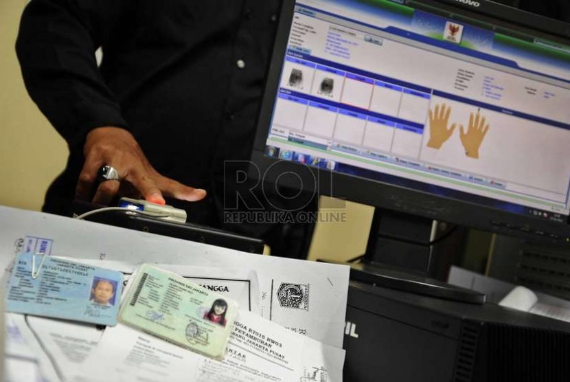 Warga memindai sidik jari menggunakan alat scanner saat akan membuat Kartu Tanda Penduduk (KTP) di kelurahan Petamburan, Jakarta, senin (17/11).  (Republika/Tahta Aidilla)