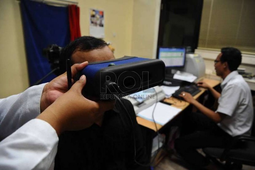  Warga direkam retina matanya saat akan membuat Kartu Tanda Penduduk (KTP) di kelurahan Petamburan, Jakarta, senin (17/11).  (Republika/Tahta Aidilla)