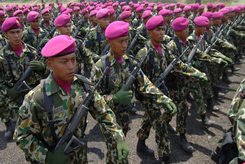    Sejumlah prajurit Korps Marinir TNI AL melakukan defile disela-sela upacara peringatan HUT Ke-69 Korps Marinir di lapangan tembak Bhumi Marinir Karangpilang, Surabaya, Jatim, Senin (17/11). (Antara/M Risyal Hidayat)