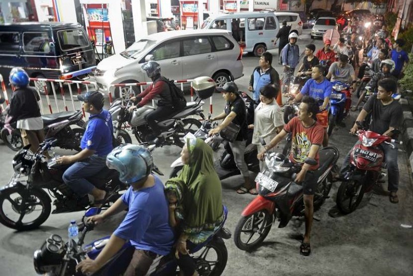 Pengguna kendaraan bermotor antre untuk membeli premium di salah satu SPBU di Jakarta Pusat, sebelum kenaikan harga BBM bersubsidi, Senin (17/11). 