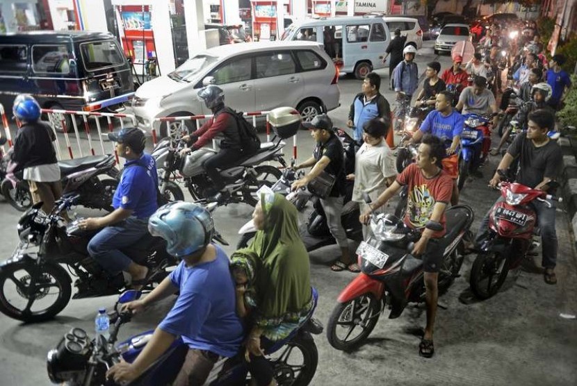 Pengguna kendaraan bermotor antre untuk membeli premium. (ilustrasi)