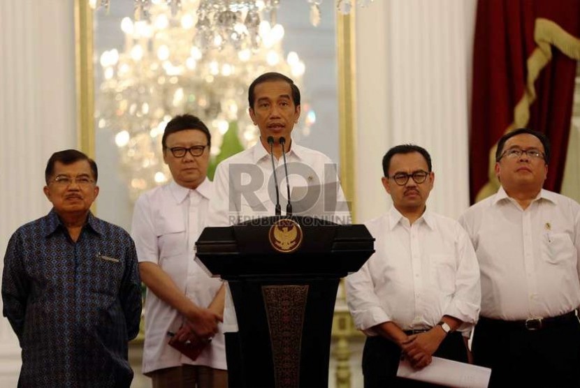  Presiden Joko Widodo didampingi Wapres Jusuf Kalla mengumumkan kenaikan harga BBM bersubsidi di Istana Merdeka, Jakarta, Senin (17/11) malam. (Republika/ Yasin Habibi)