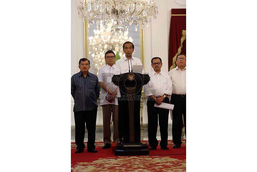  Presiden Joko Widodo didampingi Wapres Jusuf Kalla mengumumkan kenaikan harga BBM bersubsidi di Istana Merdeka, Jakarta, Senin (17/11) malam. (Republika/ Yasin Habibi)
