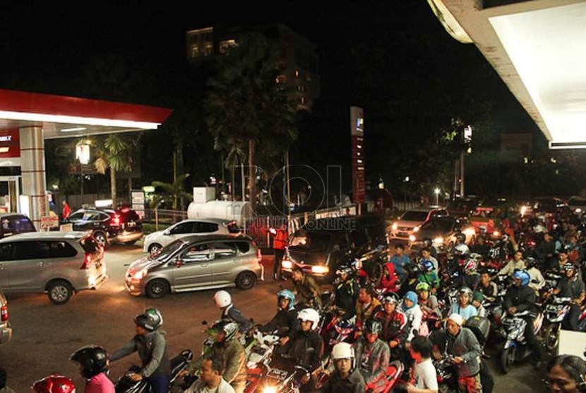   Antrean panjang kendaraan mobil dan motor yang mengantre mengisi bahan bakar menjelang kenaikan harga BBM bersubsidi  di SPBU Padjajaran Kota Bogor, Senin (17/11) malam.  (foto : MgROL30 )
