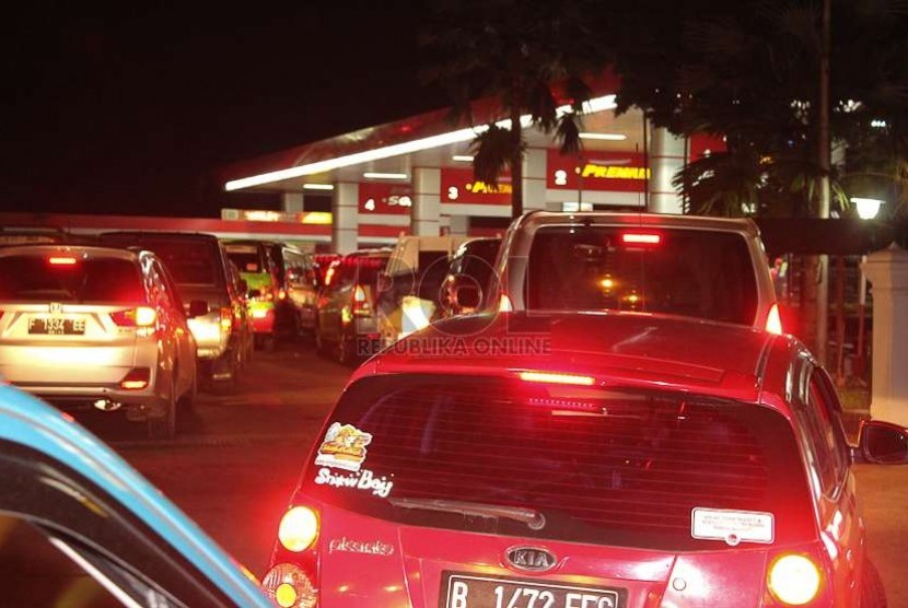  Antrean panjang kendaraan mobil dan motor yang mengantre mengisi bahan bakar menjelang kenaikan harga BBM bersubsidi  di SPBU Padjajaran Kota Bogor, Senin (17/11) malam.  (foto : MgROL30 )