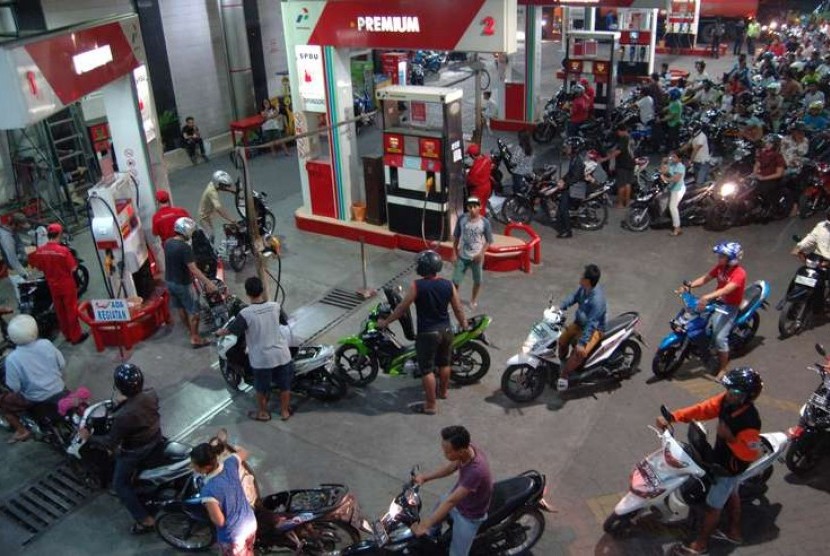 Pengguna kendaraan bermotor mengantre untuk membeli BBM bersubsidi di salah satu SPBU Surabaya, Jatim, Senin (17/11) malam.  (Antara/M Risyal Hidayat)