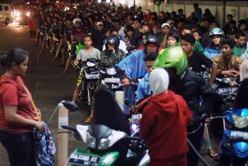 Pengendara motor antre mengisi bahan bakar minyak (BBM) bersubsidi jenis bensin di SPBU Lubukbuaya, Padang, Sumbar, Senin (17/11) malam.  (Antara/Iggoy el Fitra)