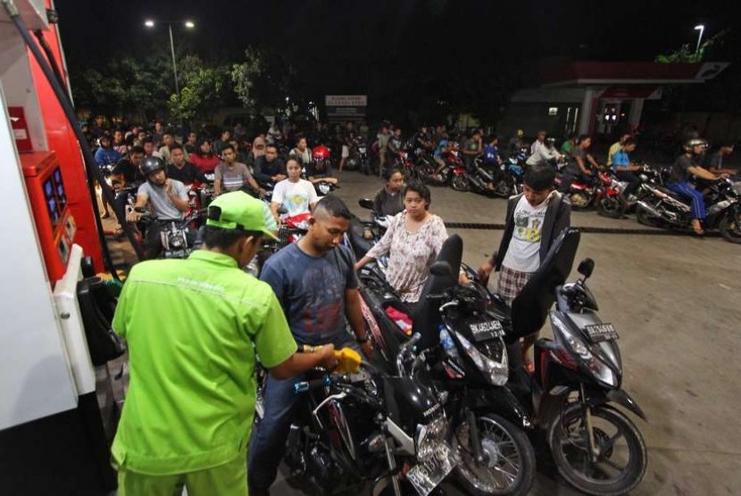 Pengguna kendaraan bermotor mengantre untuk mengisi BBM bersubsidi di SPBU Ring Road Medan, Sumut, Senin (17/11) malam.  (Antara/Septianda Perdana)