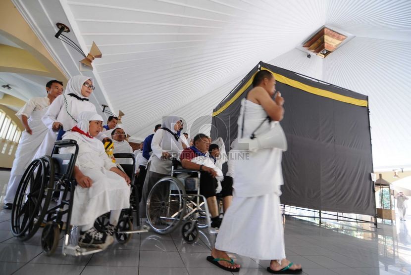 Sejumlah peserta mengikuti kegiatan festival manasik haji akbar disabilitas dengan tema Dalam Keterbatasan Berkemampuan di Pusat Dakwah Islam, Kota Bandung, Selasa(18/11).   (foto : Septianjar Muharam)