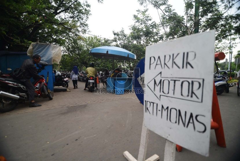   Halaman parkir IRTI Monumen Nasional (Monas) di Jakarta Pusat, Selasa (18/11).  (Republika/Raisan Al Farisi)