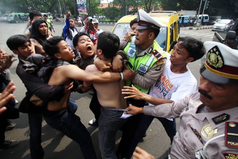  Polisi mengamankan mahasiswa yang melakukan unjuk rasa (Ilustrasi)