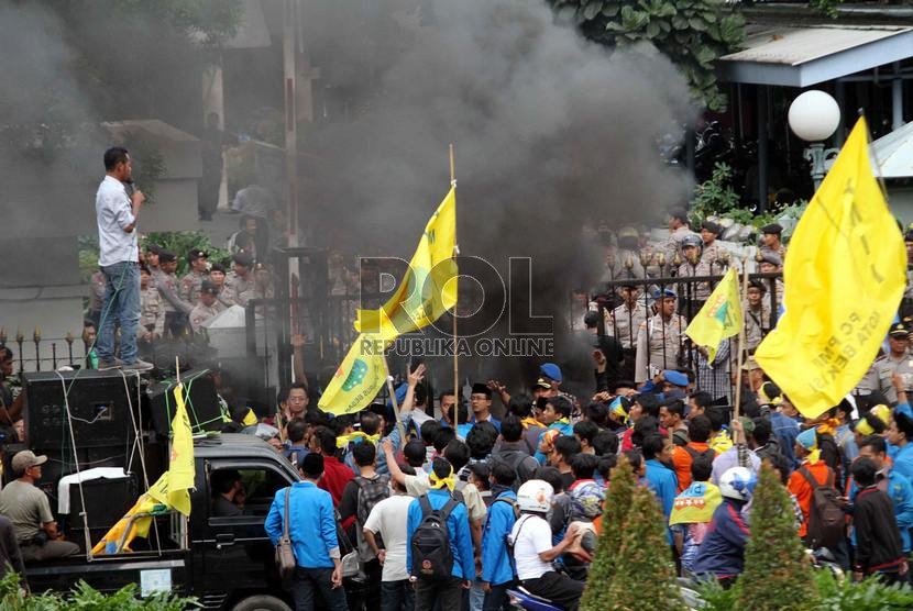  Massa dari Pergerakan Mahasiswa Islam Indonesia (PMII) melakukan aksi unjuk rasa menolak kenaikan BBM dengan membakar ban bekas di depan kantor ESDM, Jakarta, Selasa (18/11).   (Republika/ Yasin Habibi)