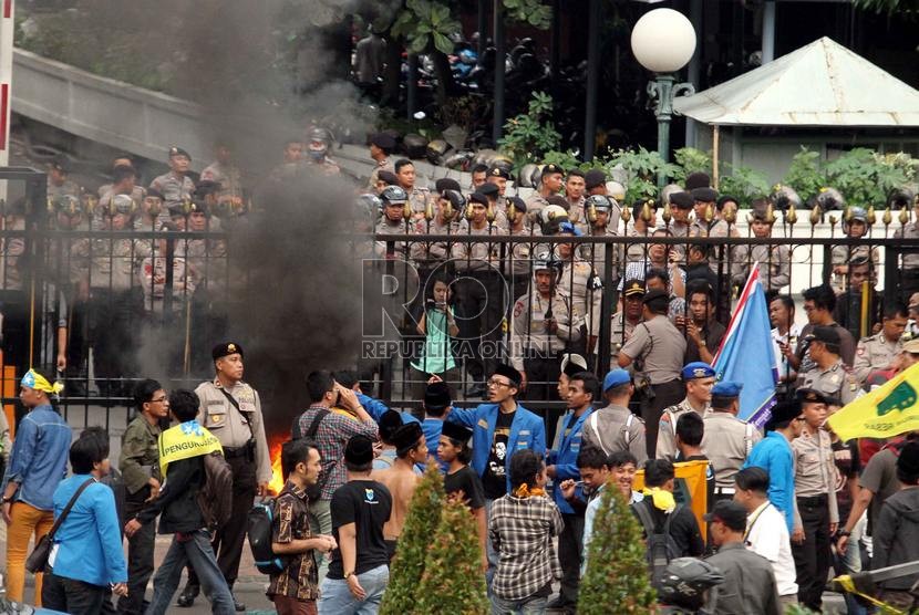  Massa dari Pergerakan Mahasiswa Islam Indonesia (PMII) melakukan aksi unjuk rasa menolak kenaikan BBM dengan membakar ban bekas di depan kantor ESDM, Jakarta, Selasa (18/11).   (Republika/ Yasin Habibi)