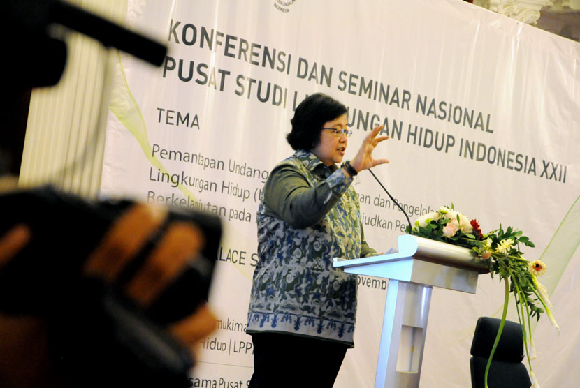  Menteri Lingkungan Hidup dan Kehutanan Siti Nurbaya saat menghadiri Konferensi dan Seminar Nasional Badan Kerjasama Pusat Studi Lingkungan (BKPSL) se-Indonesia di Surabaya, Kamis (20/11). 