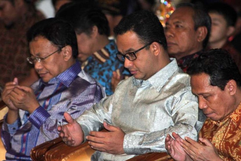  Menteri Pendidikan dan Kebudayaan Anies Baswedan tengah berdoa pada malam anugerah KIHAJAR 2014 di Plaza Insan Berprestasi, Kemdikbud, Jakarta, Kamis (20/11).  (foto : MgROL28)