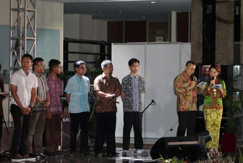  Para pemenang penghargaan dalam acara malam anugerah KIHAJAR 2014 di Plaza Insan Berprestasi, Kemdikbud, Jakarta, Kamis (20/11).  (foto : MgROL28)