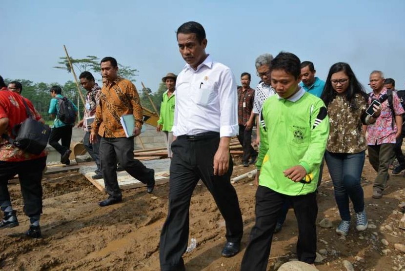   Menteri Pertanian Amran Sulaiman meninjau sarana irigasi persawahan saat melakan kunjugan kerja ke tiga wilayah di Jawa Tengah, yakni Pekalongan, Tegal dan Brebes.  (foto : Wisnu Aji Prasetiyo)