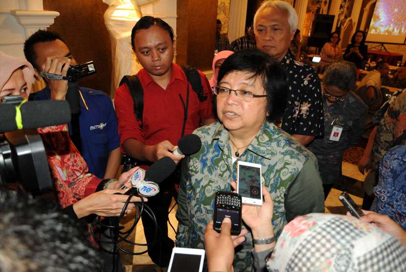  Menteri Lingkungan Hidup dan Kehutanan Siti Nurbaya menjawab pertanyaan pers usai menghadiri Konferensi dan Seminar Nasional Badan Kerjasama Pusat Studi Lingkungan (BKPSL) se-Indonesia di Surabaya, Kamis (20/11). 