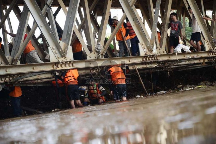  Petugas kebersihan mengangkut sampah di Sungai Ciliwung Kawasan Rawajati, Jakarta Selatan, Jumat (21/11). .(Republika/Raisan Al Farisi)