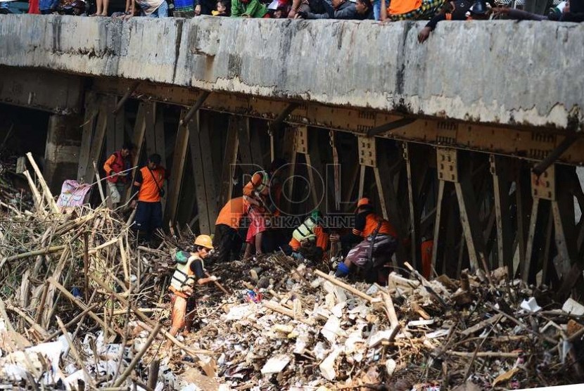  Petugas kebersihan mengangkut sampah kayu di Sungai Ciliwung Kawasan Rawajati, Jakarta Selatan, Jumat (21/11). .(Republika/Raisan Al Farisi)