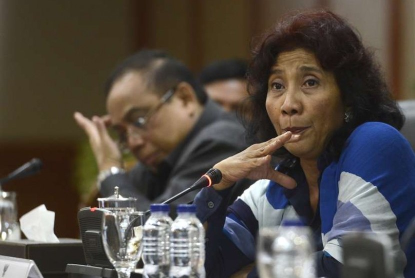  Menteri Kelautan dan Perikanan Susi Pudjiastuti (kanan).