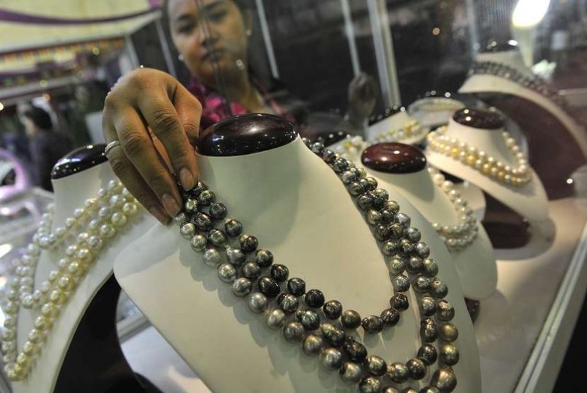  Karyawan merapikan perhiasan mutiara dalam pameran Mutumanikam Nusantara di Balai Kartini, Jakarta, Jumat (21/11).  (Antara/Puspa Perwitasari)