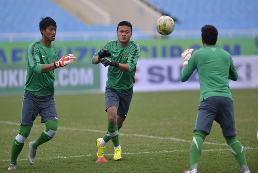 Pejaga gawang timnas Indonesia Kurnia Meiga (kiri), Dwi Agus Prasetio (tengah) dan I Made Wirawan (kanan) berlatih di Stadion My Dinh, Hanoi, Jumat (21/11).    (Antara/Prasetyo Utomo)