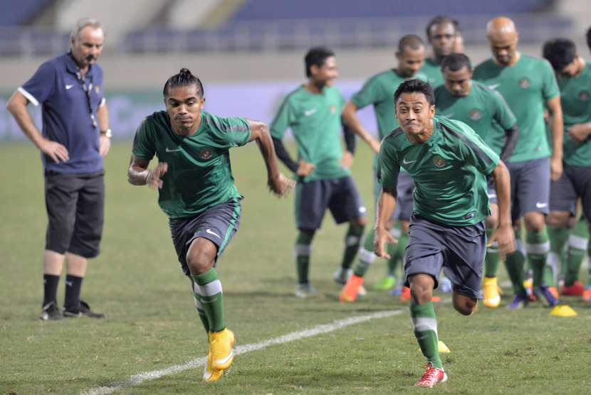  Pesepak bola timnas Indonesia Zulhan Malik Zamrun (kiri) beradu lari dengan Samsul Arif Munip (kanan) saat latihan di Stadion My Dinh, Hanoi, Jumat (21/11).    (Antara/Prasetyo Utomo)