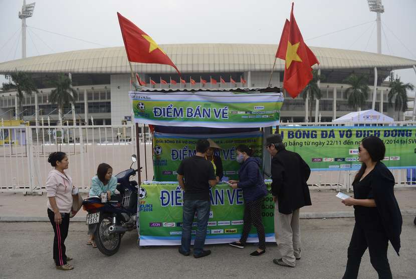   Warga membeli tiket Piala AFF 2014 di depan Stadion My Dinh, Hanoi, Jumat (21/11).     (Antara/Prasetyo Utomo)