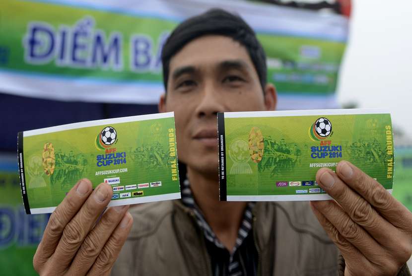 Seorang pria menunjukkan tiket Piala AFF 2014 seusai membeli di loket penjualan di depan Stadion My Dinh, Hanoi, Jumat (21/11).     (Antara/Prasetyo Utomo)