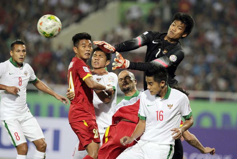 Penjaga gawang timnas Indonesia Kurnia Mega berusaha menepis bola pada pertandingan penyisihan Piala AFF 2014 Grup A di Stadion My Dinh, Hanoi, Sabtu (22/11).   (EPA/Luong Thai Linh)