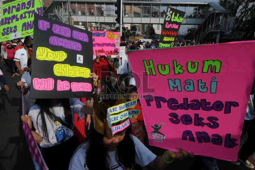 Sejumlah remaja yang tergabung dalam Ecpat Indonesia membawa poster saat aksi kampanye bebaskan anak dari eksploitasi seksual di Bundaran HI, Jakarta. KPAI ingatkan agar masyarakat mewaspadai modus perdagangan anak. Ilustrasi.