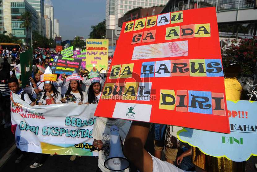 Sejumlah remaja yang tergabung dalam Ecpat Indonesia membawa poster saat aksi kampanye bebaskan anak dari eksploitasi seksual di Bundaran HI, Jakarta, Ahad (23/11).   (Republika/Agung Supriyanto)