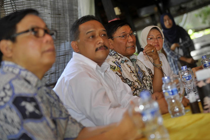   Wakil Ketua DPD Farough Muhammad (kedua kanan) memaparkan pelibatan DPD dalam rencana pembahasan revisi UU MD3, Jakarta, Ahad (21/11).   (Antara/Yudhi Mahatma)
