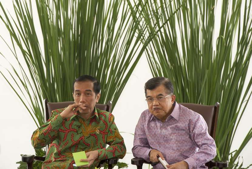  Presiden Joko Widodo (kiri) didampingi Wapres Jusuf Kalla (kanan) menyimak laporan Ketua Asosiasi Pemerintahan Provinsi Seluruh Indonesia (APPSI) yang juga Gubernur Sulsel Syahrul Yasin Limpo di Istana Bogor, Jabar, Senin (24/11).  (Antara/Andika Wahyu)