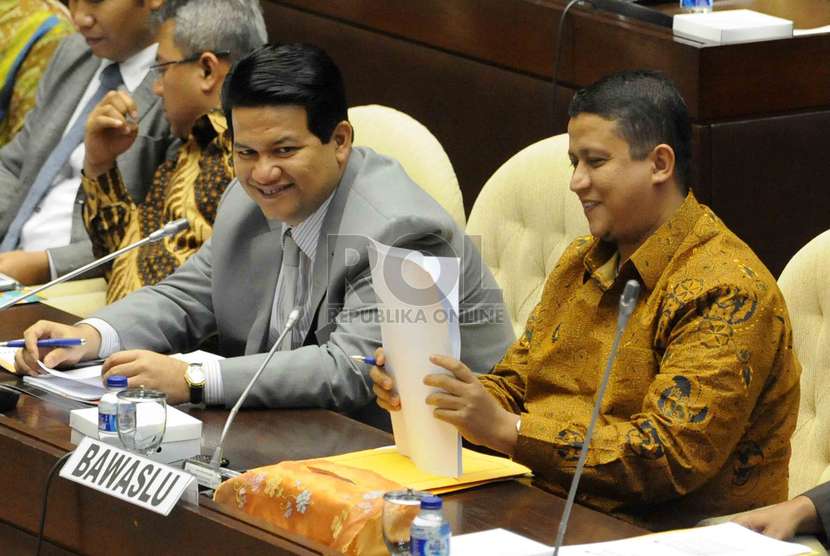  Ketua Komisi Pemilihan Umum (KPU), Husni Kamil Manik (kiri) serta Ketua Bawaslu Muhammad (kanan) mengikuti Rapat Dengar Pendapat Umum (RDPU) dengan Komisi II DPR RI di Gedung DPR RI, Senayan, Jakarta, Senin (24/11). (Republika/Agung Supriyanto)