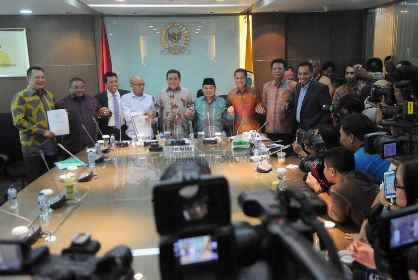   Sejumlah anggota DPR menunjukkan tandatangan dukungan hak interpelasi terkait kebijakan kenaikan harga BBM di Ruang Fraksi Partai Golkar, Kompleks Parlemen Senayan, Jakarta, Senin (24/11).(Republika/Agung Supriyanto)