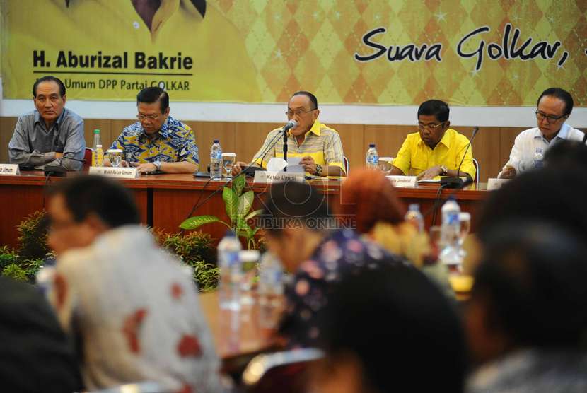 Ketua Umum Partai Golkar Aburizal Bakrie (tengah) didampingi pengurus partai saat digelar Rapat Pleno DPP Partai Golkar Jakarta, Senin (24/11). 