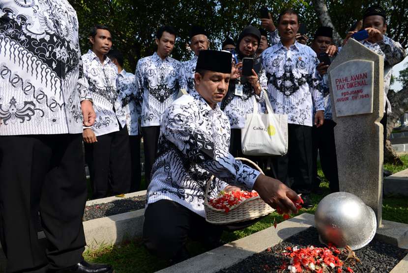 ?  ? Menteri Pendidikan dan Kebudayaan Anies Baswedan, berziarah ke Taman Makam Pahlawan Kalibata, dalam rangka memperingati hari Guru Nasional 2014 dan HUT ke -69 PGRI, Jakarta, Senin (24/11).