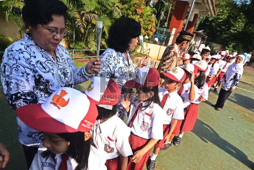  Sejumlah siswa memberikan ucapan selamat dalam rangka peringatan hari Guru Nasional di SDN 02 pagi Lebak Bulus, Jakarta Selatan, Selasa (25/11). (Republika/Raisan Al Farisi)