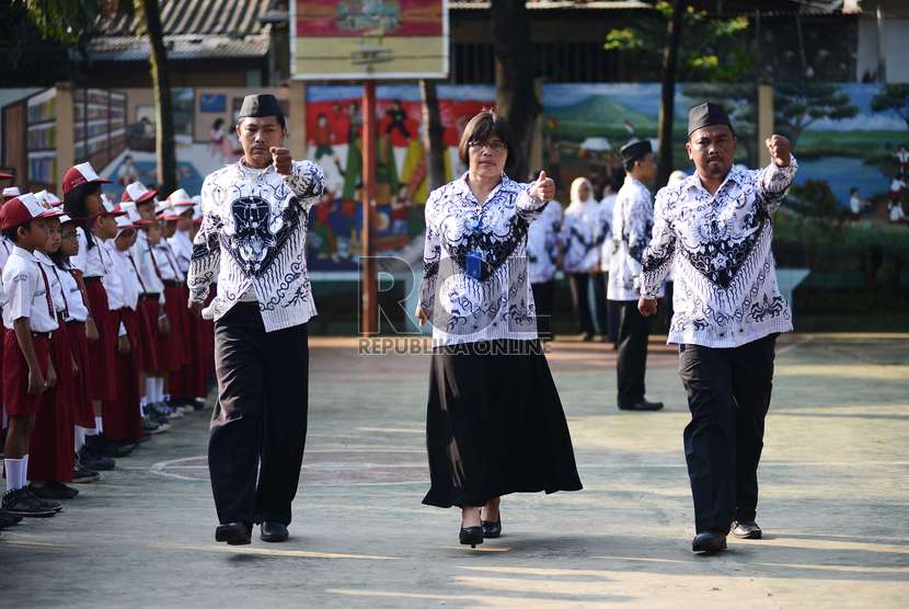  Guru dan Siswa mengikuti upacara dalam rangka peringatan hari Guru Nasional di SDN 02 pagi Lebak Bulus, Jakarta Selatan, Selasa (25/11).   (Republika/Raisan Al Farisi)