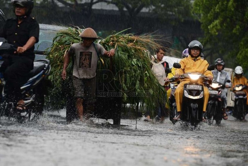 Drainase Buruk, Usai Hujan Jalan Dipenuhi Genangan Air | Republika Online