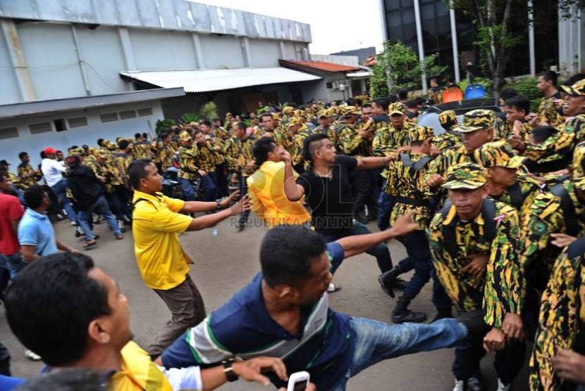  Massa yang mengatasnamakan Angkatan Muda Partai Golkar (AMPG) terlibat baku hantam di DPP Partai Golkar, Jakarta, Selasa (25/11).  (Republika/ Tahta Aidilla)